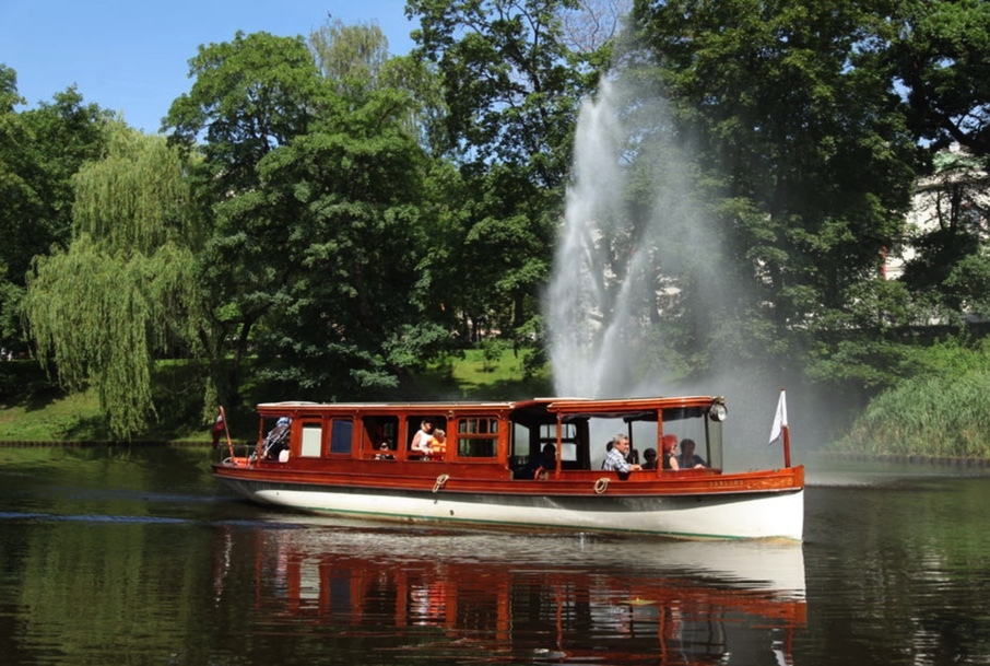 Riga canal boat sightseeing tour