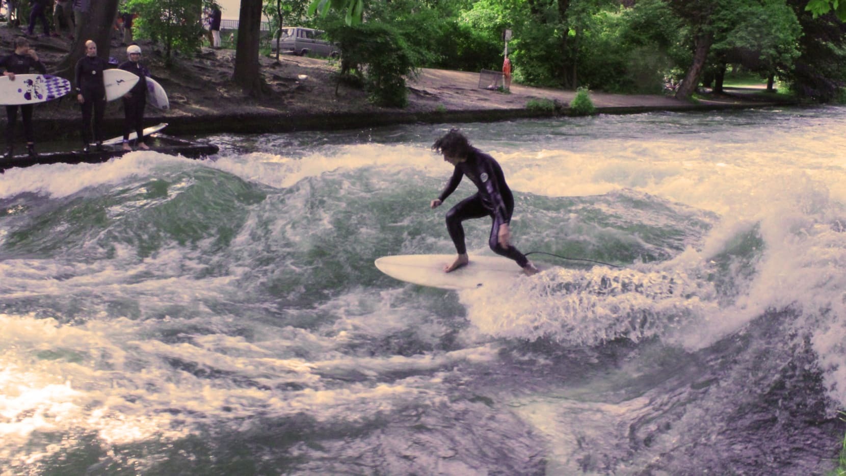 Eisbachwelle Surfing