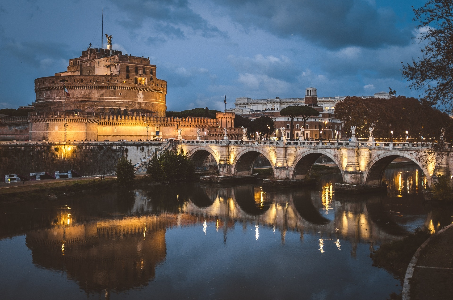 Take a colosseum night tour